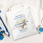 Sacolinha Bar Mitzvah Star De David Ribbon<br><div class="desc">Obrigado os seus convidados com esta bolsa de favores do bar mitzvah com uma estrela dourada de David com fita azul sobre ela. Um pano de fundo colorido de pintura listrada. Modelos criaram por você.</div>