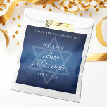 Sacolinha Bar moderno Mitzvah Blue Star do Partido Personali<br><div class="desc">Belas e profundas sombras de azul escuro criam uma textura como água neste Bar formal Mitzvah partidário a favor das bolsas. Escrita elegante e minimalista num saco de favores com o nome do seu filho na sutil Estrela de David para celebrar o seu filho judeu a chegar à idade.</div>