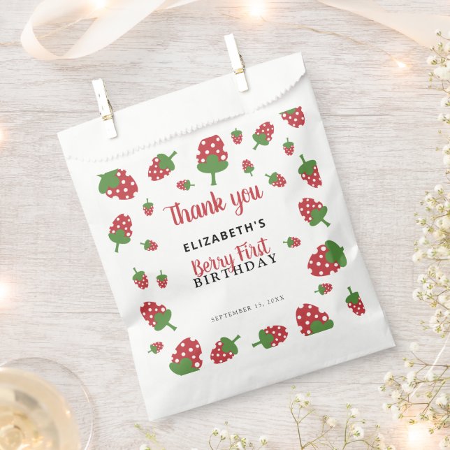 Sacolinha Berry First Birthday Cute Strawberry Girl (Cortado)