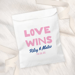 Sacolinha Bold Modern Type Colorful LOVE WINS Weds