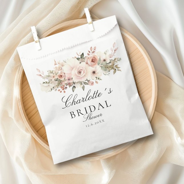Sacolinha Buquê de flores pastéis elegante para Chá de Noiva (Elegant pastel flower bouquet Bridal Shower Favor Bag with your name and date.)
