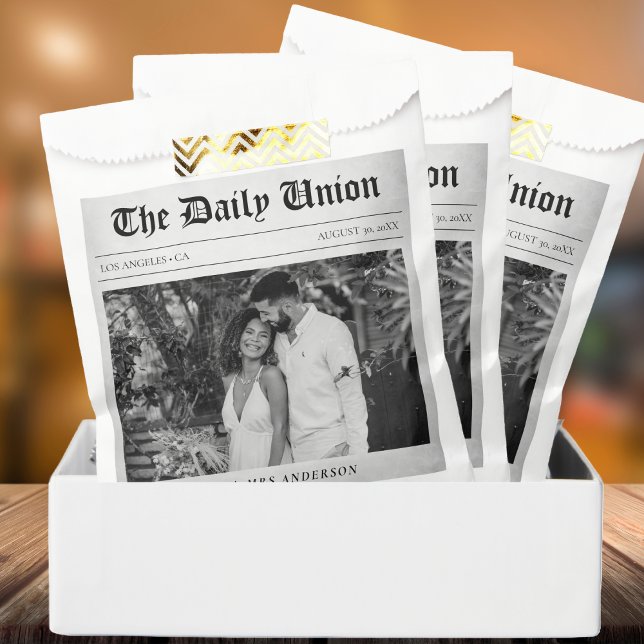 Sacolinha Casamento com artigo de jornal (Newspaper Article Wedding Favor Bag
)