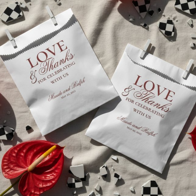 Sacolinha Casamento de Amor Vermelho e Obrigados com o Antig (Send guests home with gratitude and style using this Old Money Bold Red Wedding Favor Bag!)