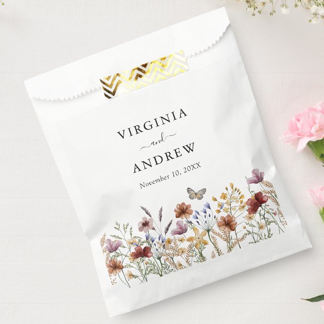 Sacolinha Casamento de Flores Silvestres Boho Rústico (White Rustic Boho Wildflower Wedding Favor Bag with Butterfly by Painted Paperie
)