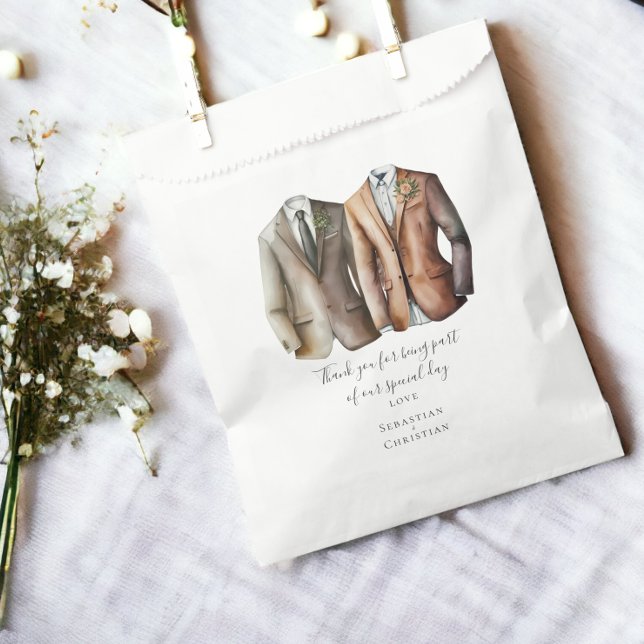 Sacolinha Casamento de Gay personalizado com dois grupos (Two Grooms in Suits Personalized Gay Wedding Favor Bags from Ricaso)