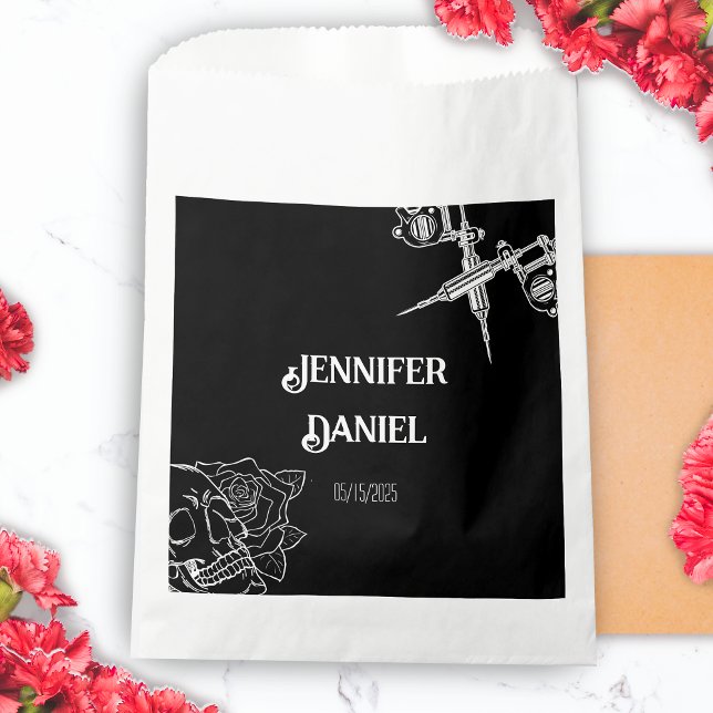 Sacolinha Casamento de Tatuagem do Crânio Negro e Branco (Black and White Skull Tattoo Wedding Favor Bag)