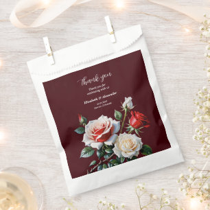 Sacolinha Casamento floral de rosas vermelhas brancas rosa e