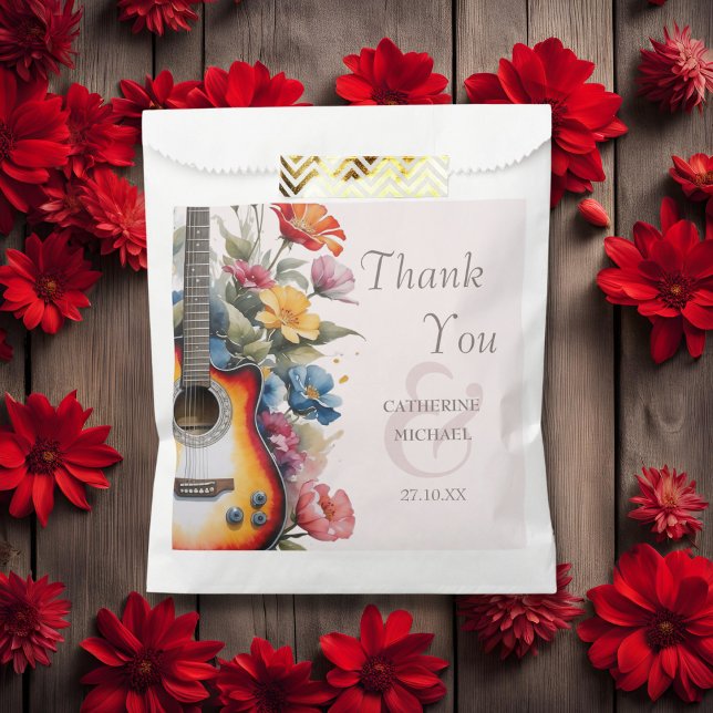 Sacolinha Casamento Musical de Guitar Wildflower Ampersand (Flat lay music theme wedding favor with guitar wildflower meadow florals Favor Bag)