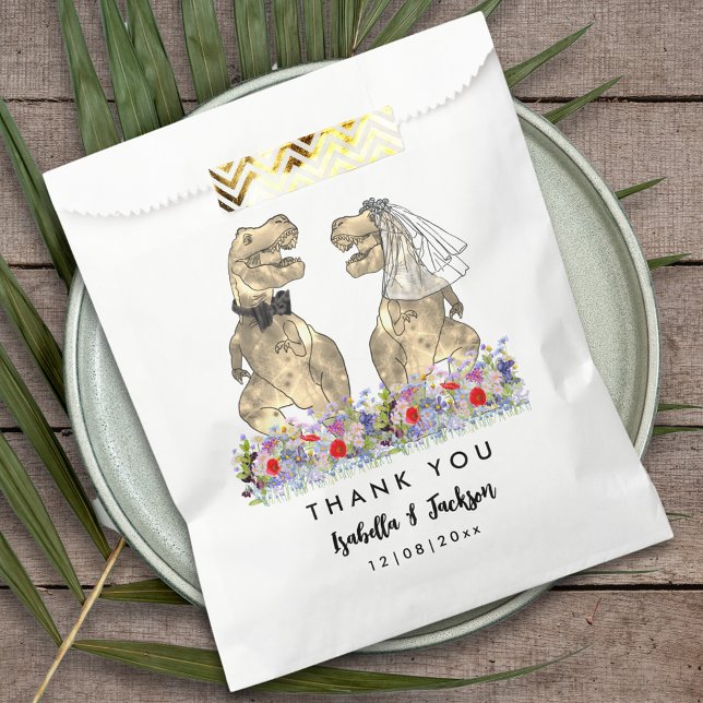 Sacolinha Casamento Temático de Dinossauros Obrigado (T-Rex bride and groom funny dinosaur wedding personalized thank you favor bag colorful wildflowers )