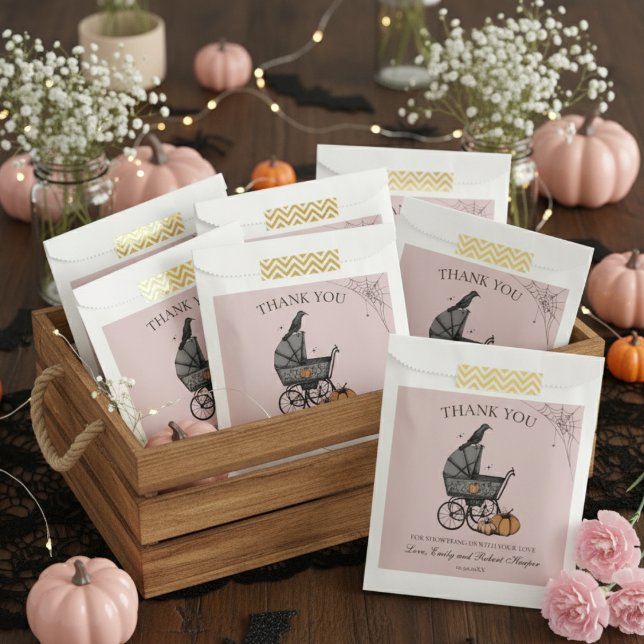 Sacolinha Chá de fraldas De Carruagem De Bebê Rosa Gótico Ob (Pink Gothic Halloween Baby Shower Favor Bag. Cute Spooky Vintage Baby Carriage, Pumpkins, Black Crow)