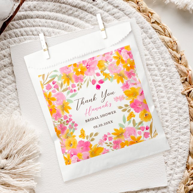 Sacolinha Chá de panela de aquarela floral cor-de-rosa-amare (Garden yellow pink floral watercolor bridal shower favor bag)