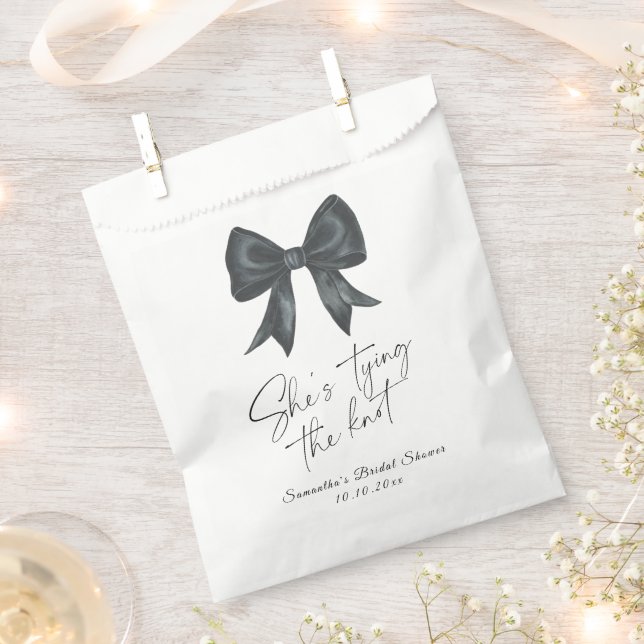 Sacolinha Chuva de Presentes de Noiva Laço Preto Ela Vai Cas (Cortado)