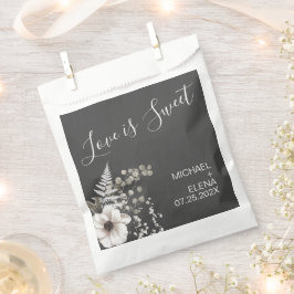 Sacolinha Cinzas Escuras e Casamento Floral Branco