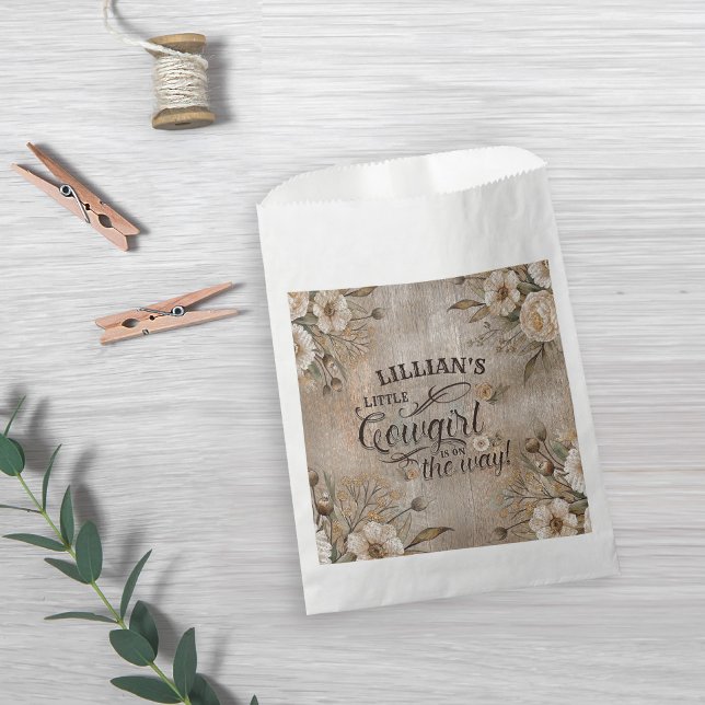 Sacolinha Cowgirl Boho Floral Western Script (A little cowgirl is on the way vintage boho western baby shower favor bag)