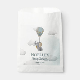 Sacolinha Elefante-bebê-cinza, balão de ar quente em nuvens