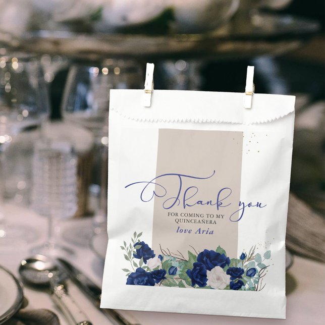 Sacolinha Elegante Rosas Royal Blue e Ivory Obrigado (Thank you for coming favor bags with sweet calligraphy and border of royal navy blue and ivory roses)