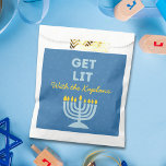 Sacolinha Engraçado "Sai", Quic Personalizou Menorah Hanukka<br><div class="desc">Adicione um talento festivo à celebração de Chanucá com estas divertidas bolsas favoritas do "Get Lit"! Apresentando uma ilustração arrojada da menorah azul, uma mensagem divertida e um texto personalizável de nome de família, essas bolsas são perfeitas para distribuir guloseimas, presentes ou favoritos para festas de férias. O design vibrante...</div>