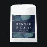 Sacolinha Esmeralda Abstrata em Aquarela Navy Moderna<br><div class="desc">Elementos: tons escuros ricos, fundo abstrato em aquarela, detalhes de moldura clara e fontes serif clássicas. Cores: azul, verde, azul-marinho, azul empoeirado, azul aço, azul ardósia, verde-sage, caçador, highland, hortelã. Temas: moderno, contemporâneo, abstrato, sombrio, sob o mar, oceano, tons de cor escura, minimalista, pictórico, boêmio. Coleção: Coleção de Casamento Esmeralda...</div>