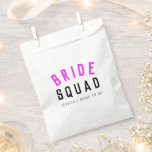 Sacolinha Esquadrão de Noivas | Balneira Rosa Quente Bridesm<br><div class="desc">Uma bela, simples, na moda, "Bride Squad" cita um saco de arte com tipografia moderna e minimalista em preto e néon quente, em estilo legal de moda. O slogan, o nome e o papel podem ser facilmente personalizados com os nomes do seu partido noivo, por exemplo, noiva, damas de honra,...</div>