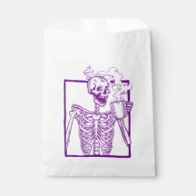 esqueleto de bebendo de café de halloween púrpura