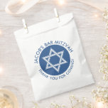 Sacolinha Estrela Branca Azul de David Bar Mitzvah<br><div class="desc">Favor bolsas para um bar mitzvah com uma estrela branca de David contra um fundo azul. Personalize com o nome num arco à volta da estrela.</div>