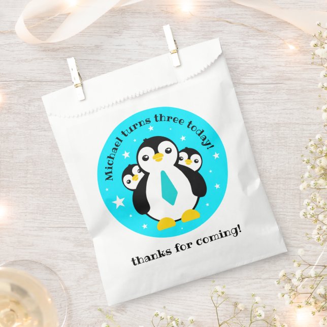 Sacolinha Feliz Aniversário Bonito Pinguins Pescoços Azuis (Cortado)