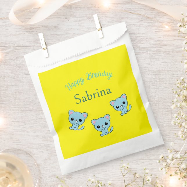 Sacolinha Feliz aniversário, gatinhos azuis, amarelos (Cortado)