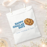 Sacolinha Feliz Challah Dias Feriados Hanukkah Chanukah<br><div class="desc">A design de Favor de Saco apresenta um marcador original ilustrativo de um pão de chalá trançado, com HAPPY CHALLAH DAYS em uma fonte azul. Apenas personalize com sua informação. Este design também está disponível em outros produtos. Também estão disponíveis designs de coordenação. Não vê o que está procurando? Precisa...</div>