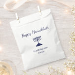 Sacolinha Feliz Feriado de Hanukkah Blue Menorah<br><div class="desc">Feliz Feriado de Hanukkah,  com uma simples design de menorah azul e tipografia de script. Com a inscrição personalizável branca,  você pode adicionar seu próprio texto. Uma forma festiva de celebrar com amigos e entes queridos.</div>