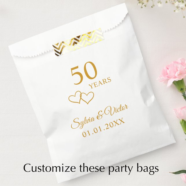 Sacolinha Festa de 50º Aniversário Personalizada do Elegante (Add couple’s names and date for a personalized elegant gold heart 50th anniversary party favor bag)