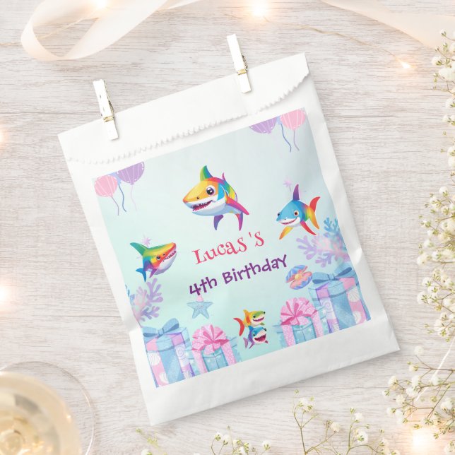 Sacolinha Festa de aniversário de tubarão-arco-íris divertid (Cortado)