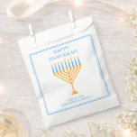 Sacolinha Festa Personalizada Feliz de Hanukkah Menorah<br><div class="desc">Festa feliz e personalizada de Festa Feliz Hanukkah para uma família judia ou uma festa Chanukah com uma sinagoga. Personalize com seu próprio sobrenome ou informações de grupo em azul sob o menu ouro bonito em roteiro azul.</div>