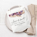Sacolinha Figos e Pampas roxos da Trendy Beauty<br><div class="desc">Adicione um toque de na moda à sua celebração com esta Trendy Purple Figs & Pampas Wedding Favor Bag. Projetado com figos aquosos, gramíneas pampas e flores quicas, é a maneira perfeita de embalar doces, doces ou pequenos favores para os hóspedes. A elegante mensagem "Love is Sweet" e detalhes personalizados...</div>