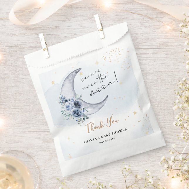 Sacolinha Floral Sobre O Chá de fraldas Da Lua (Cortado)