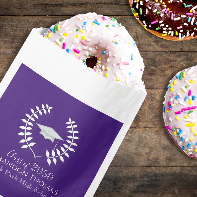 Sacolinha Graduação Caixa Escolar Moderna Clássica Roxa (Classic purple graduation candy favor bag with simple typography for elegant party treats.)