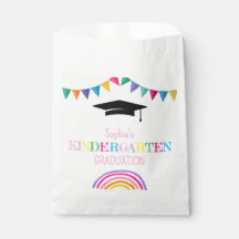 Graduação da menina no jardim de infância