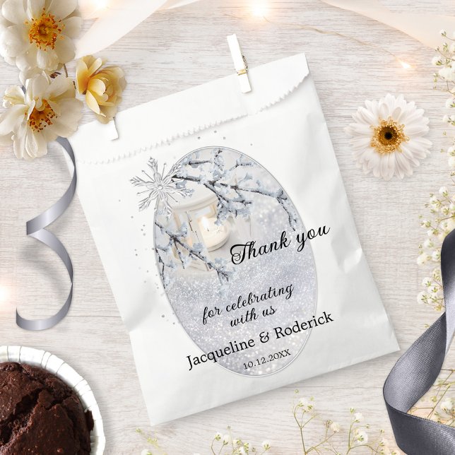 Sacolinha Lanterna da Vela em Casamento de Neve Espumante (Winter wedding favor gift bag featuring a candle lit lantern in sparkling snow.)