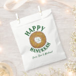 Sacolinha Latkes Feliz Hanukkah Chanukah Feriados Judeus<br><div class="desc">Design apresenta um marcador original ilustrativo de uma deliciosa panqueca de batata latke revestida com creme azedo, um grampeador na cozinha de férias judaica. Ideal para a doação de Hanukkah. Apenas personalize com sua informação! Esse design de lats também está disponível em outros produtos. Muitos designs adicionais estão também disponíveis...</div>