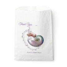 Mãe de Pérola dando à luz uma pérola bebê.