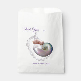 Sacolinha Mãe de Pérola dando à luz uma pérola bebê.