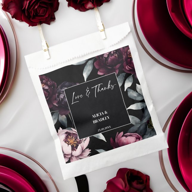 Sacolinha Maldição escura flores de burgomo elegante casamen (Dark moody burgundy flowers elegant wedding favor bag black themed wedding favor bag template)