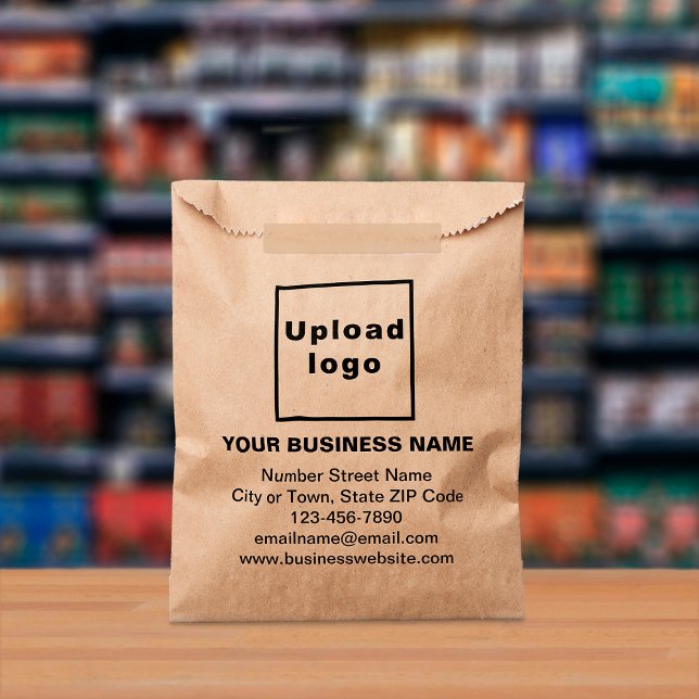 Sacolinha Marca comercial na bolsa de papel marrom (Brown paper bag with your business brand displayed in a store)