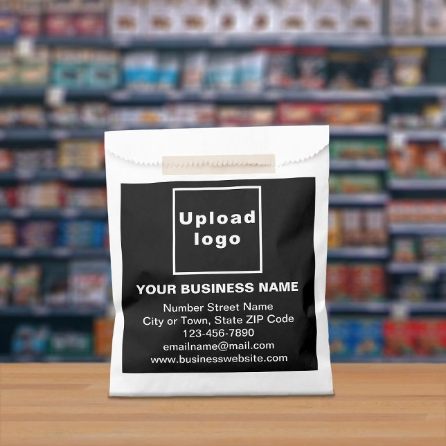 Sacolinha Marca comercial preta na barra de papel (Paper bag with black business branding displayed in a store)