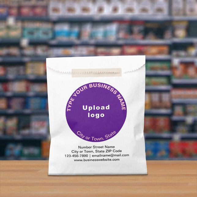 Sacolinha Marca empresarial rodada roxa na barra de papel (Paper bag with purple round business branding displayed in a store)