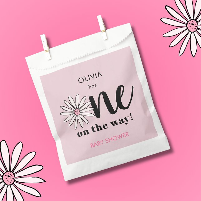 Sacolinha Modern Girls Chá de fraldas Daisy Floral (Modern pink floral daisy baby shower favor bags. 'One on the Way' floral daisy design.)