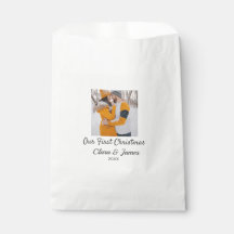 Moderno boho nossa primeira foto de Natal casal no