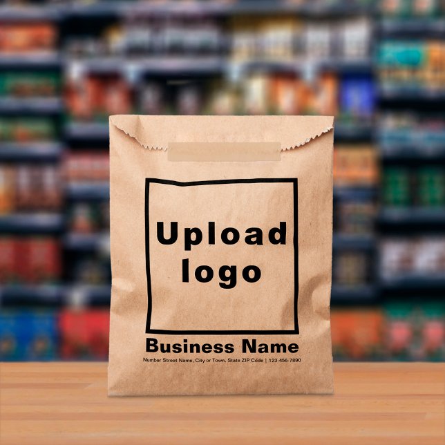 Sacolinha Nome e logotipo de empresa enfatizados na barra de (Brown paper bag with your emphasized business name and logo displayed in a store)