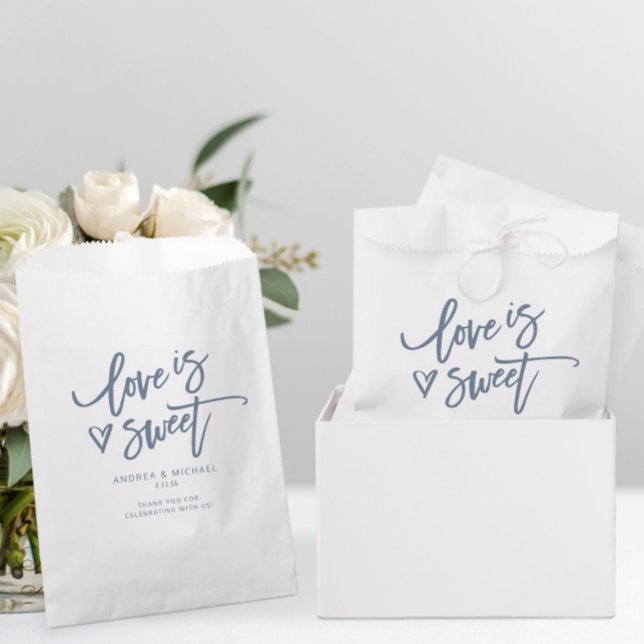 Sacolinha O Amor é Doce Poeira Azul Casamento Diversão Coraç (Wedding Favor Bags - Love is Sweet - Dusty Blue - Fun Casual Handwriting with hand drawn heart)