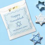 Sacolinha Partido Personalizado Jewish Star Blue Happy Hanuk<br><div class="desc">Torne suas celebrações de Chanucá ainda mais especiais com essas bolsas personalizadas! Apresentando uma fronteira azul na moda, "Feliz Chanucá", e uma Estrela de David, estas bolsas favoritas adicionam um toque atencioso a qualquer encontro de férias. Personalize com o nome da sua família para criar um tratamento memorável e exclusivo...</div>