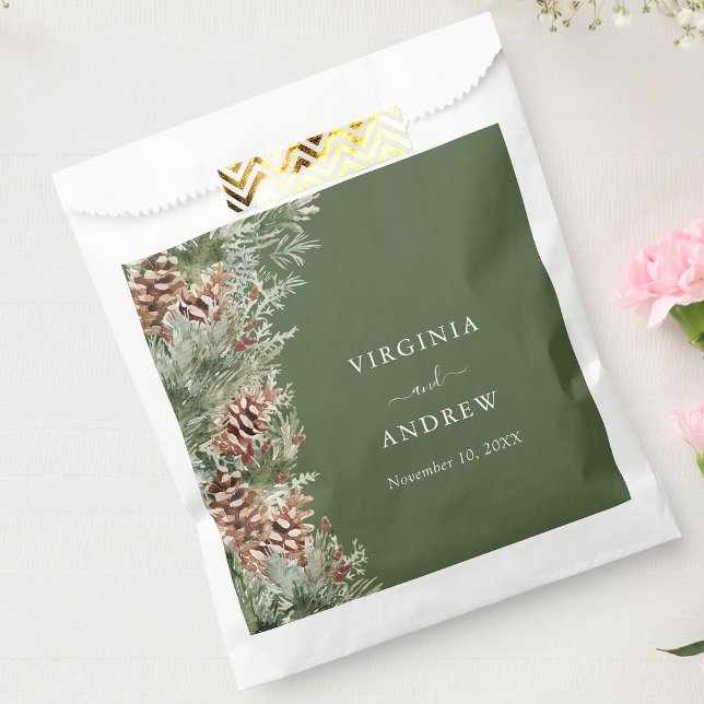 Sacolinha Pinheiro Verde (Green Watercolor Pine Forest Favor Bag by Painted Paperie
)